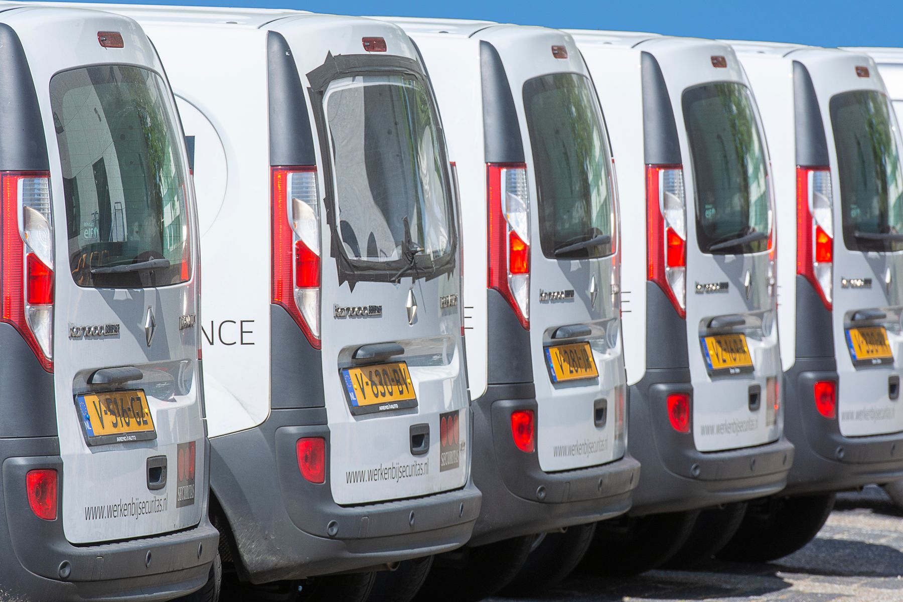 Frota de vans de empresa estacionadas lado a lado